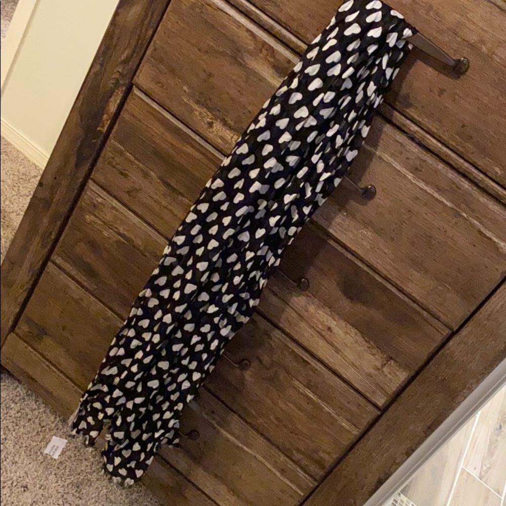Banana republic Black and white heart design scarf